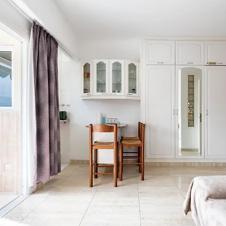 Marina View, Sunny One Bedroom Pyr