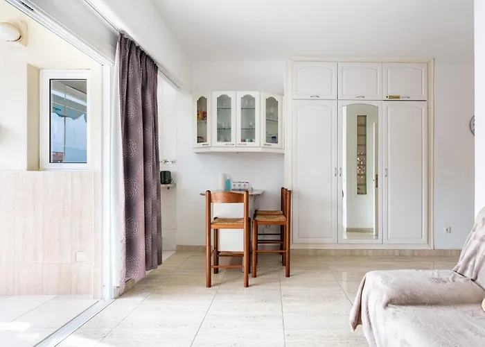 Marina View, Sunny One Bedroom Pyr 3* 丰希罗拉