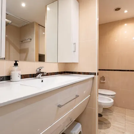 Marina View, Sunny One Bedroom Pyr 公寓式酒店 3*